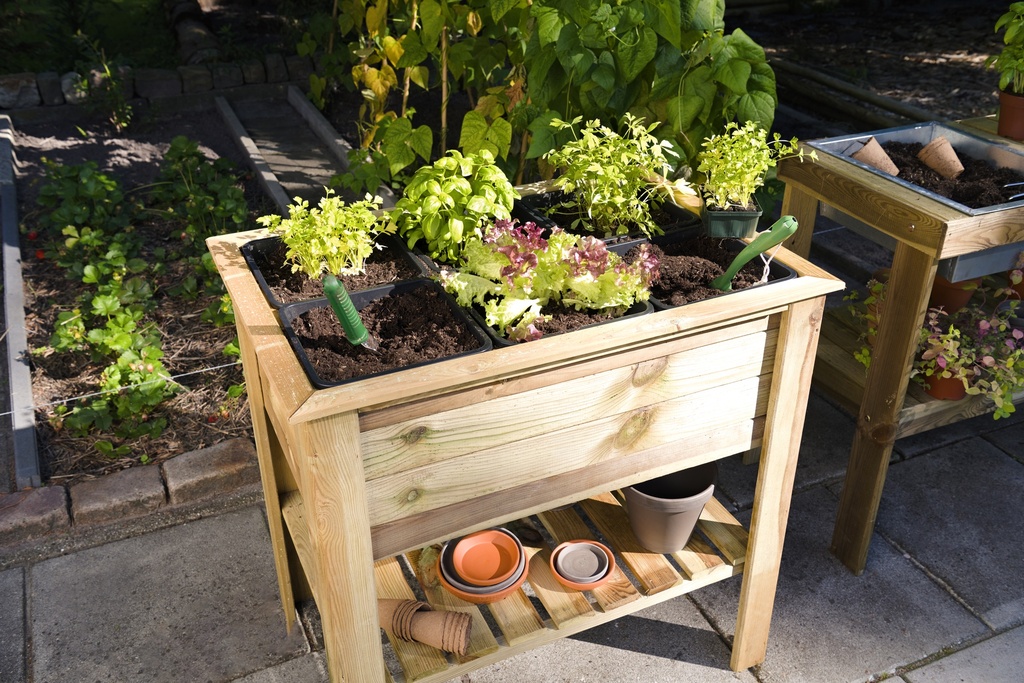 Moestuintafel grenen groen geïmpregneerd met opbergplank en 6 plastic bakken